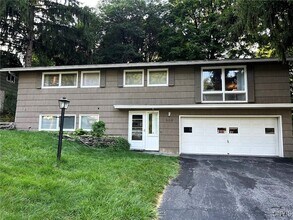 Building Photo - 302 Oakridge Dr