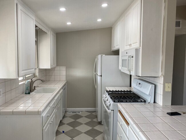 Building Photo - North Hanford 3 bedroom
