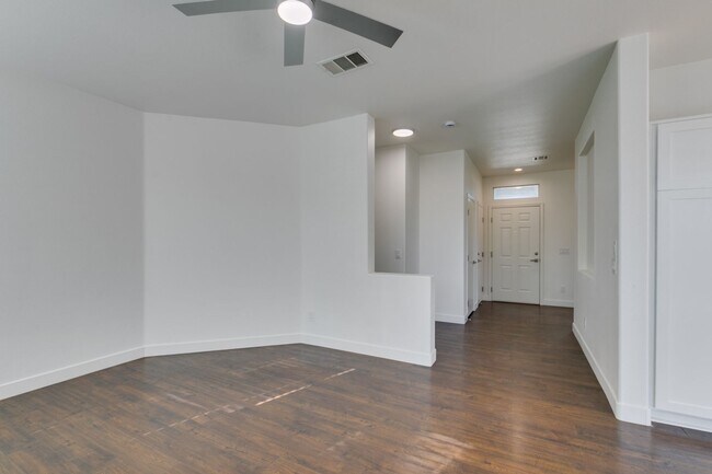 Foto del edificio - 2-Story Home  3 bedroom 2 bath in Summerlin