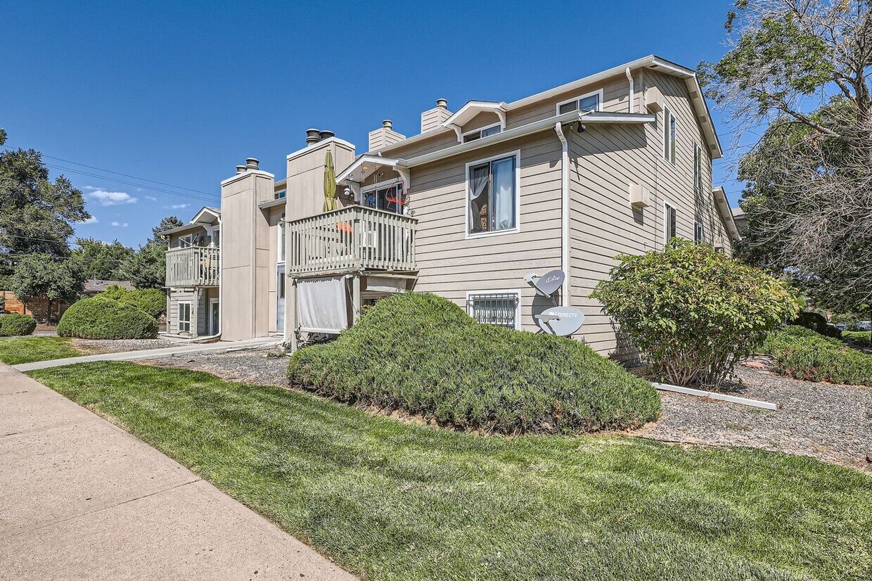 Foto principal - Newly Updated 2 Bedroom Condo- Move in rea...