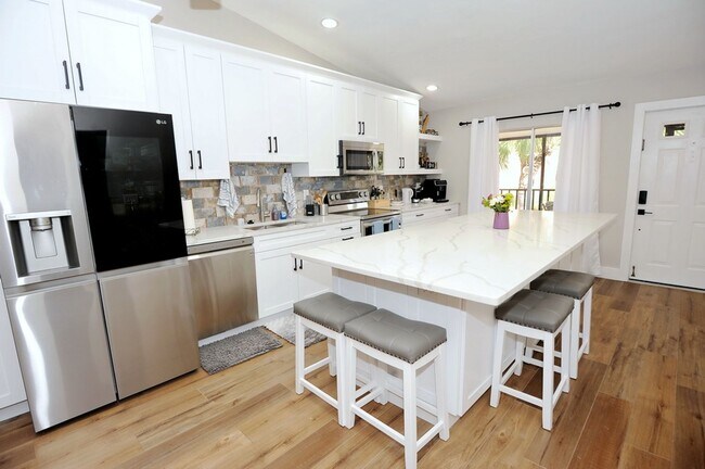 Foto del edificio - Newly Remodeled, Turn-key Furnished 2 Bed ...