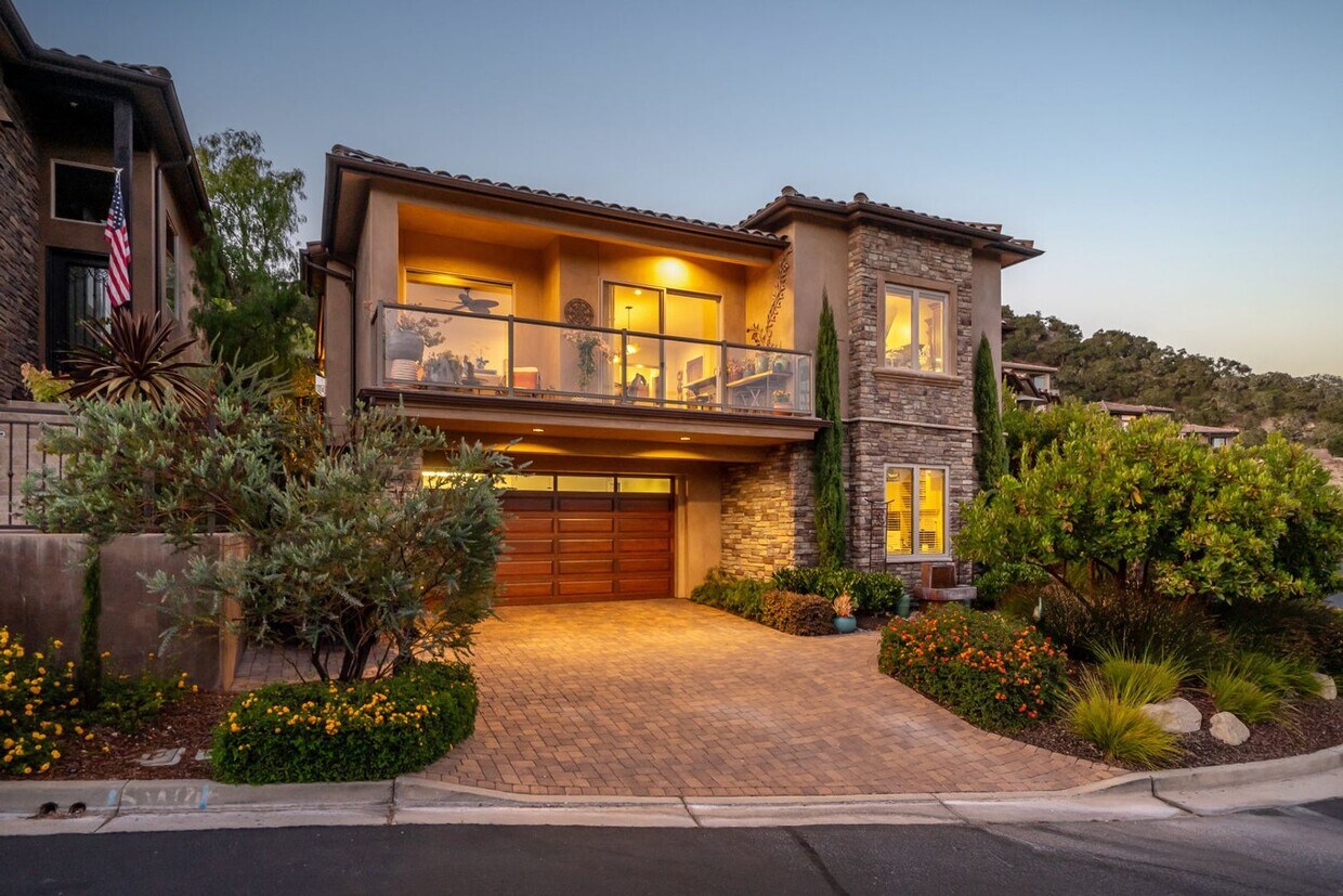 Primary Photo - AVAILABLE NOW - Beautiful 3Bed, 2.5Bath Sa...