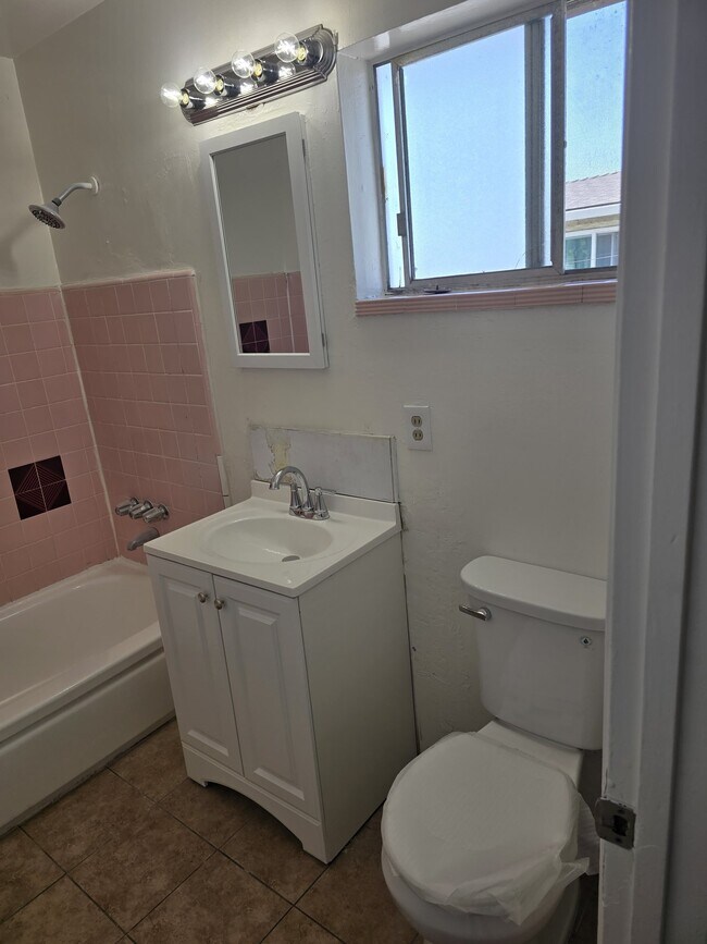 Foto del edificio - 947 Tamarack Ln