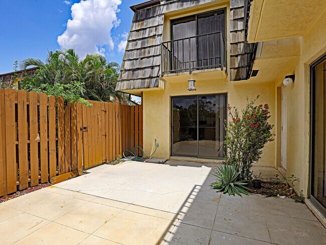 Building Photo - Parkwoods 5580-2
