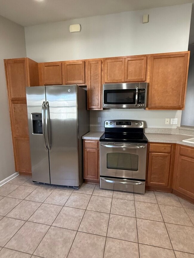 Building Photo - 3BR 2BA w/ Screened Patio + Pool/Gym Access in Gated Villa Serena