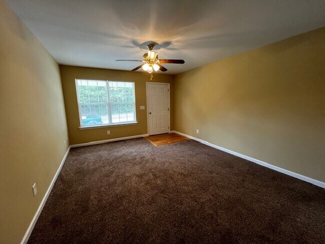 Foto del edificio - 2 Bedroom 2 Bath Duplex with Garage