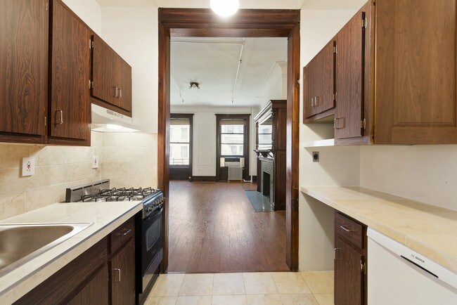 Building Photo - 16 W 69th St