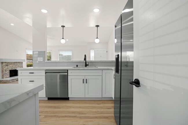 Building Photo - Beautiful 3Br/2Ba - Just Renovated! Desira...