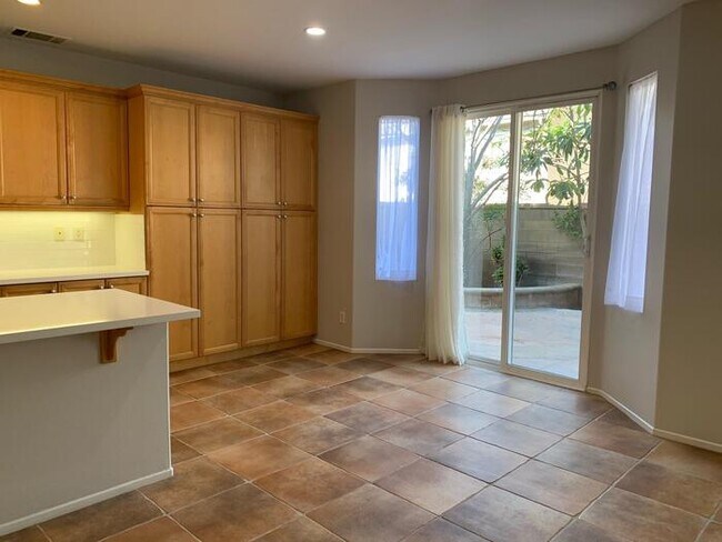Foto del edificio - 4 BEDROOM WITH LARGE BACKYARD