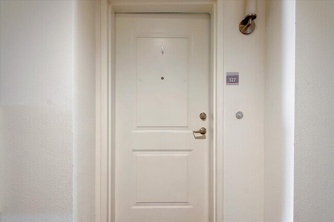 Foto del edificio - 12655 Bluff Creek Dr