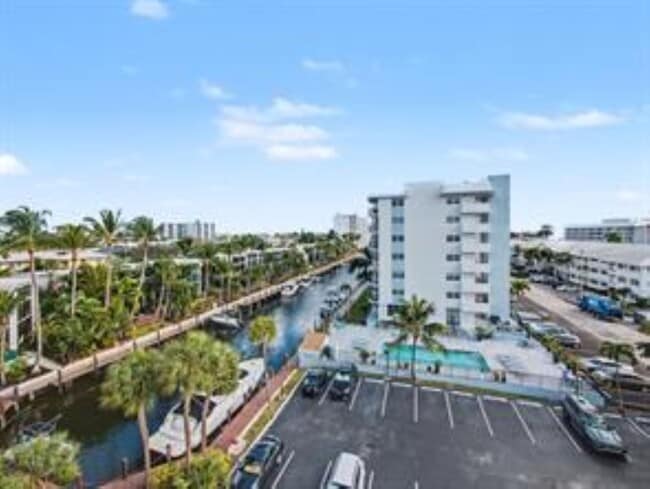 Building Photo - 4800 Bayview Dr
