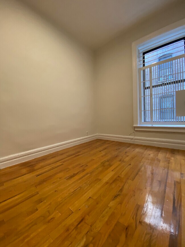BEDROOM - 981 Amsterdam Ave