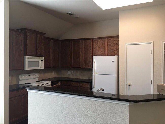 Building Photo - Great House in Aubrey!