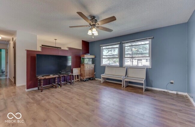 Building Photo - 3935 Mistletoe Dr