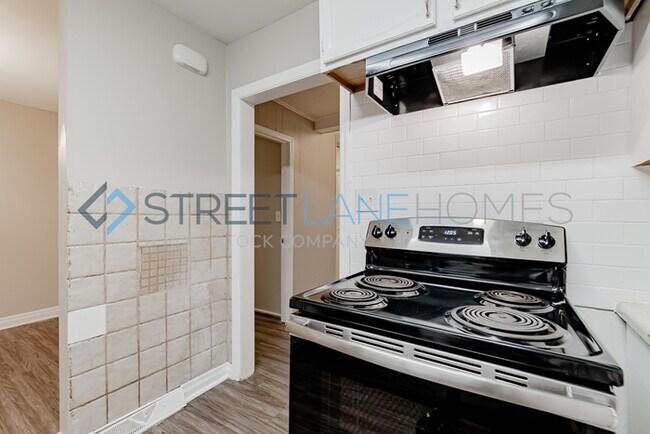 Building Photo - REDUCED!