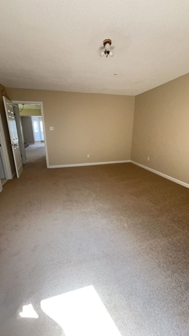 Foto del edificio - 4 Success in now offering this Spacious 2....