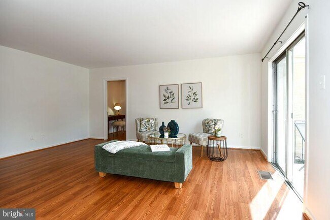 Foto del edificio - 10637 Montrose Ave