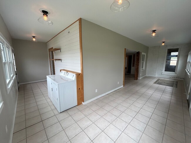 Building Photo - 4 Bedroom 2 Bathroom