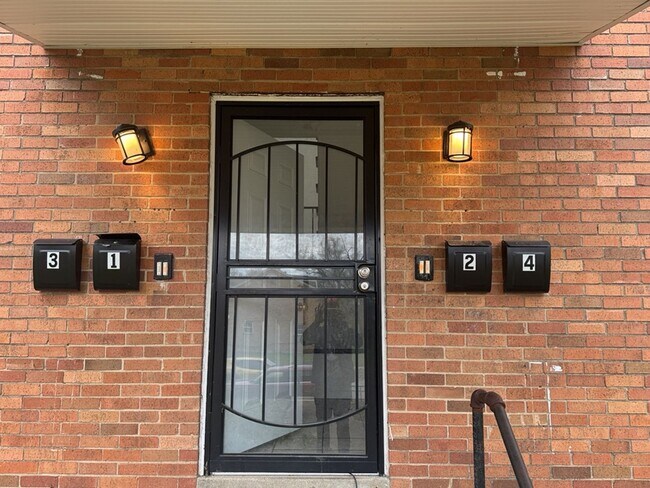 Building Photo - 1903 W Grand Ave