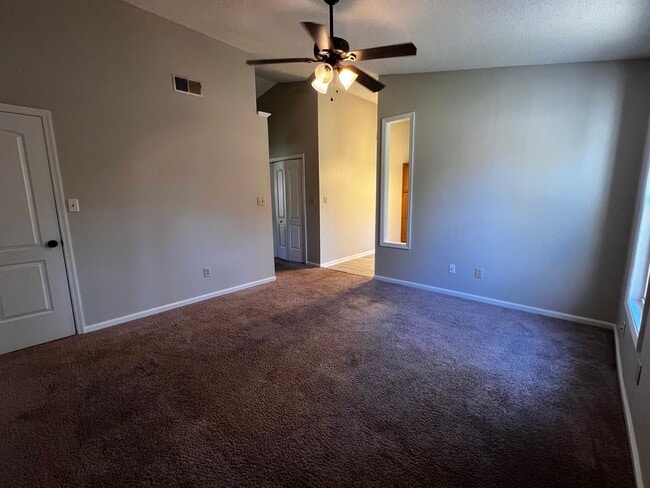 Building Photo - Charming 2 bedroom 2 bath home located in Jacksonville. This home is close to the area bases, sho...