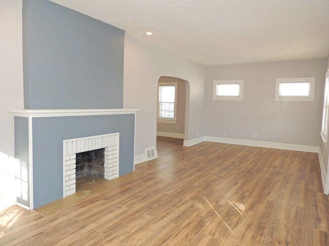 Building Photo - Beautiful 4 Bed - 1 Bath Bungalow for Rent in Cleveland Heights!