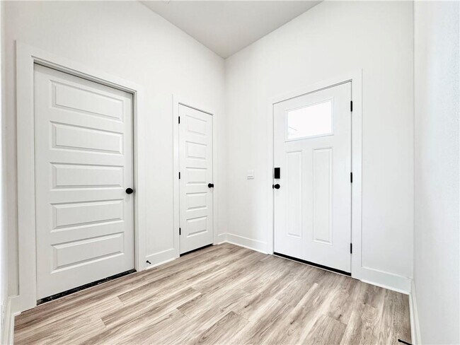 Building Photo - 569 W Canada Dr