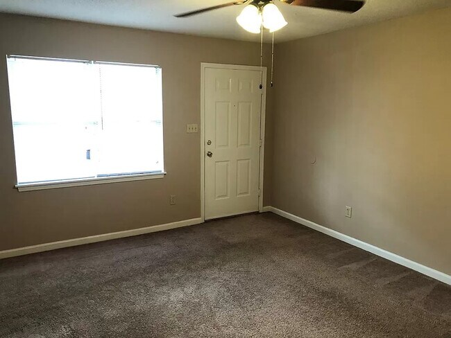 Sala de estar - 125 Country Village Ct