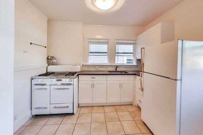 Building Photo - Huge Beautiful Top-Floor 1-Bedroom Apartme...
