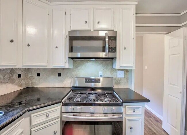 Foto del edificio - Charming 3-Bedroom Home with Spacious, Light-Filled Living