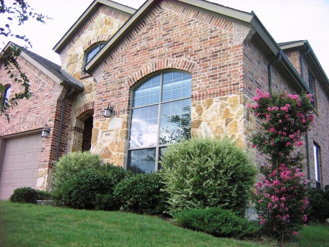 Foto del edificio - 900 Hidden Springs Ct