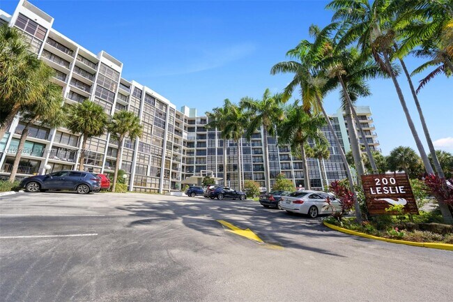 Building Photo - 200 Leslie Dr