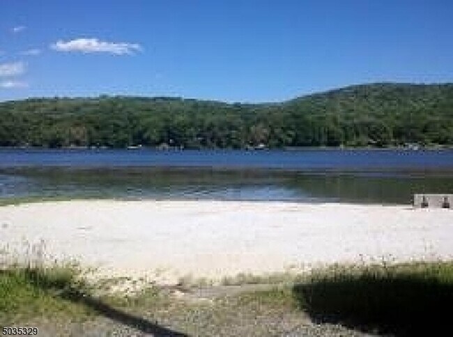 Foto del edificio - 144 Lakeside Dr W
