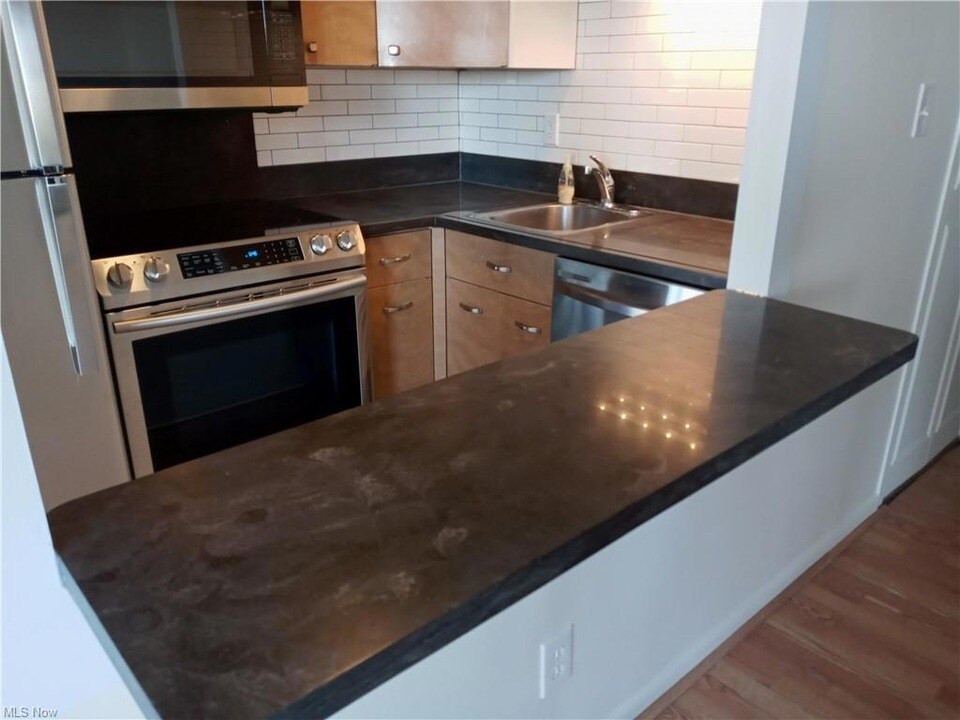 Foto principal - 12520 Edgewater Dr