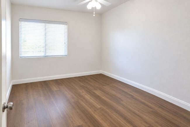 Building Photo - 3013 Somerset Dr