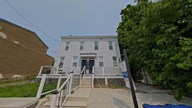 Building Photo - 610 E 9th St