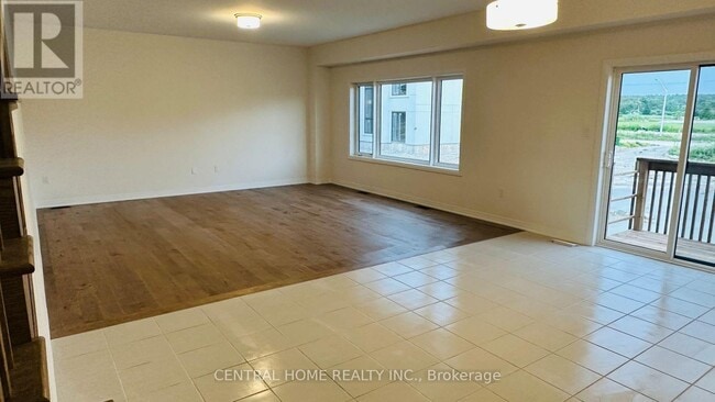 Building Photo - 3773 Sunbank Cres