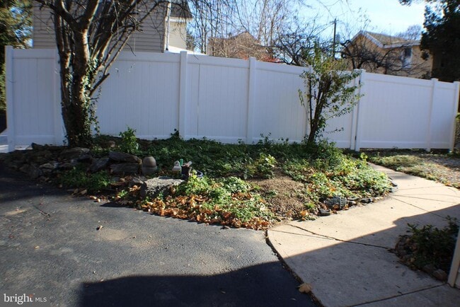 Building Photo - 7330 Sycamore Ave