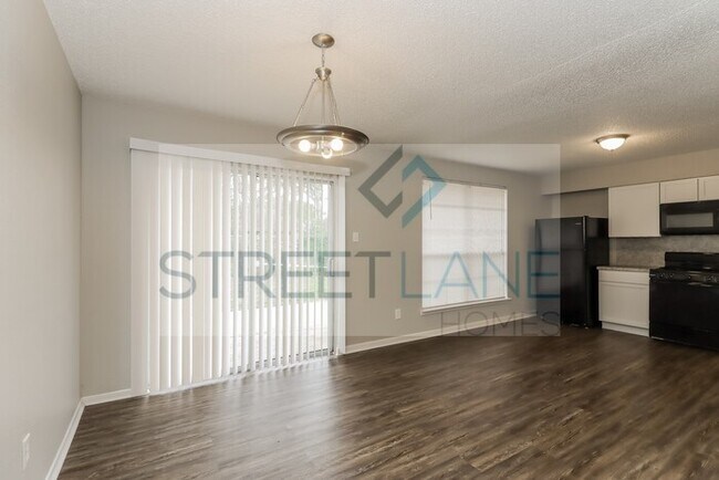 Building Photo - REDUCED!