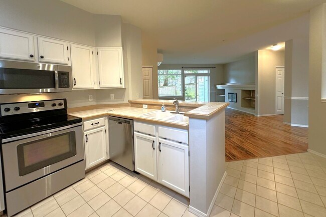 Foto del edificio - Well maintained ground level condo with ga...