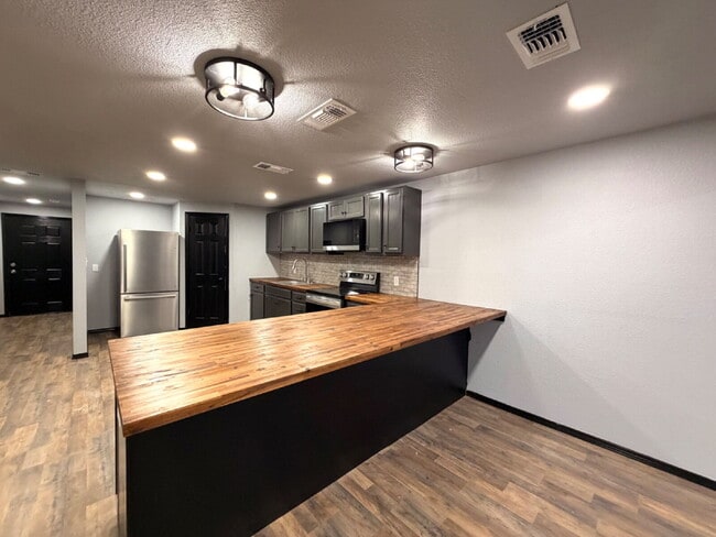 Building Photo - Move in Special, $500 off first full month of rent!