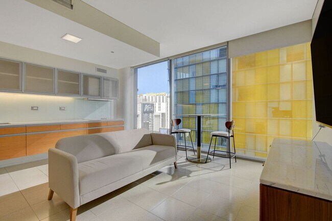 Foto del edificio - Stunning Strip Views from this Fully Furnished Studio Residence.