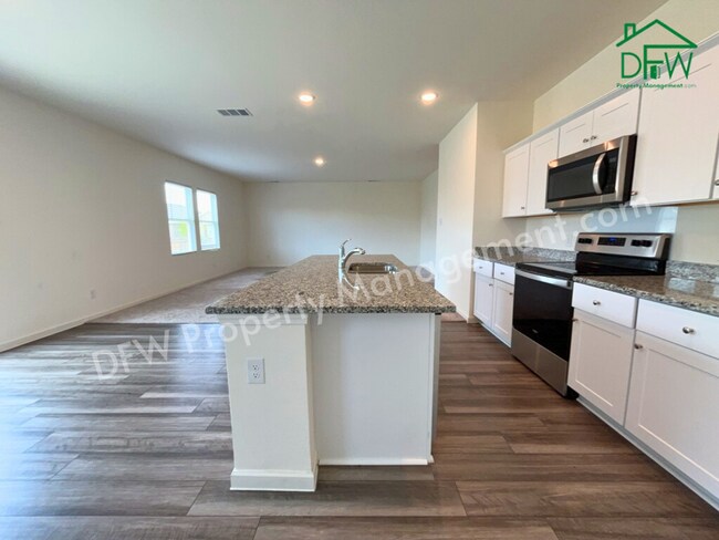 Foto del edificio - Spacious 5-Bedroom Home with Modern Upgrad...