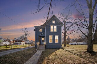 Building Photo - 433 Allis St