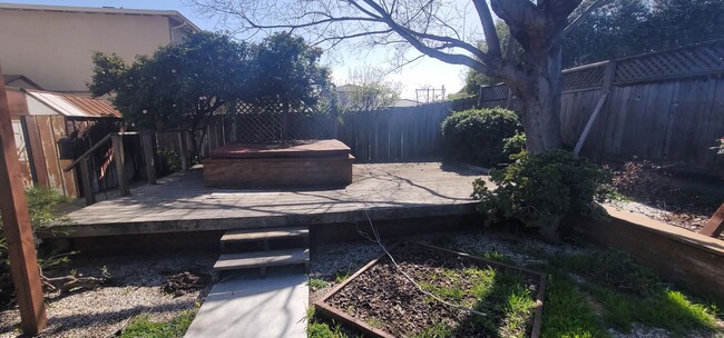 Building Photo - Charming Two-Story 5-Bedroom Home in Newark!
