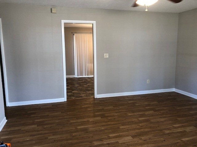 Building Photo - 8929 Ashwood Dr