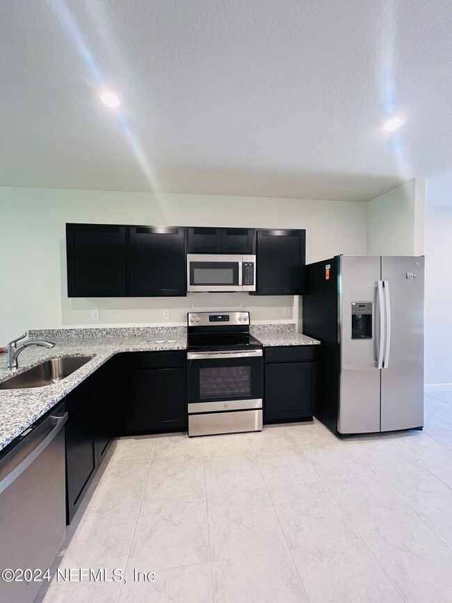 Building Photo - 2050 Edison Pointe Blvd