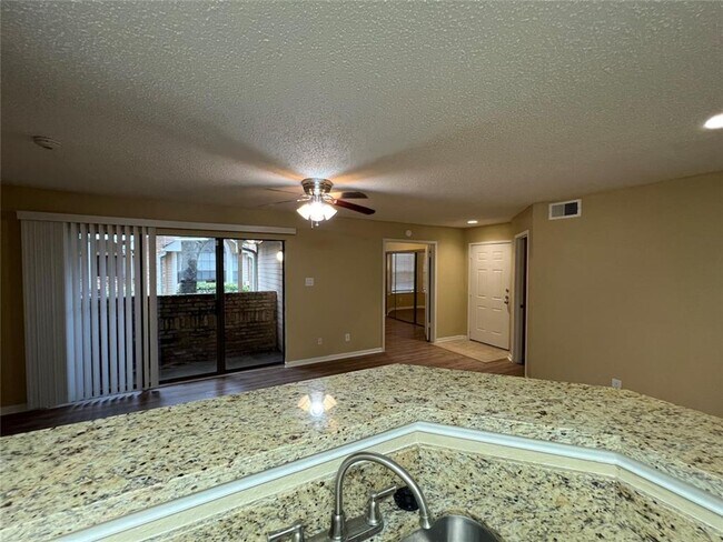 Foto del edificio - Spacious Ground Floor Unit in Quiet Locati...