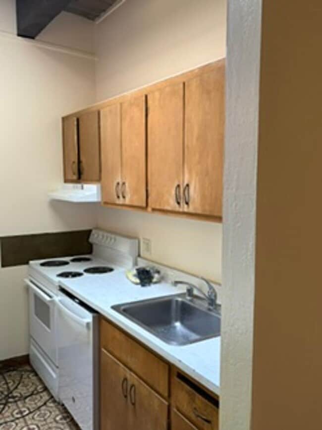 Building Photo - 825 Southwood Blvd