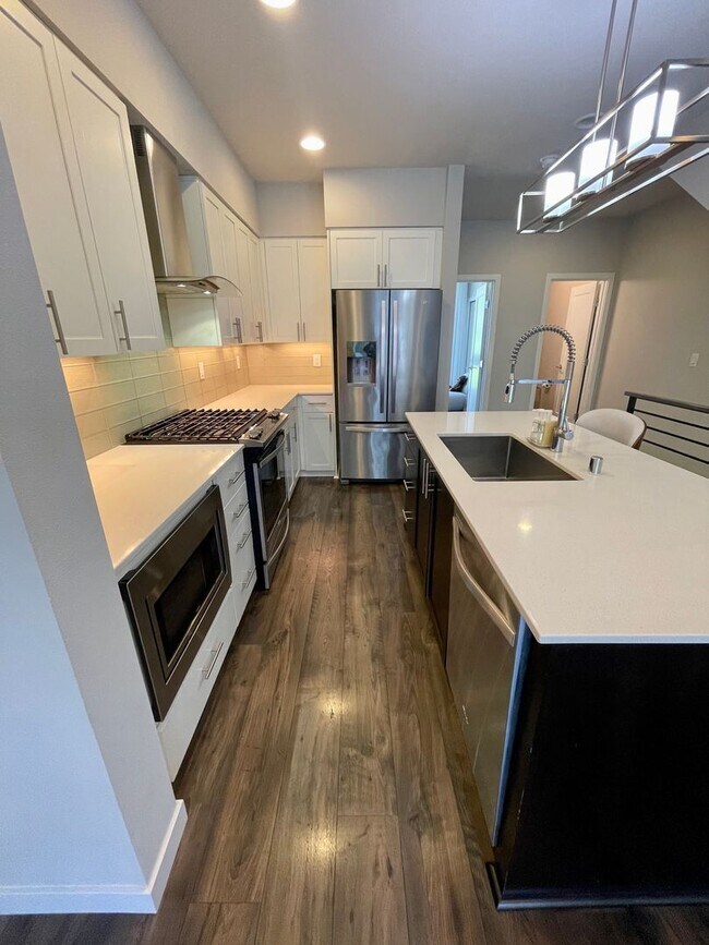 Building Photo - Bellevue Townhouse