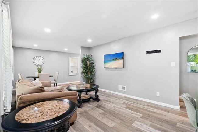 Building Photo - 2150 Meadowlane Dr SW